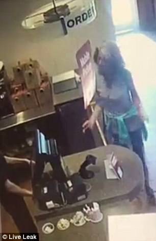 Video: Mulher impedida de usar o WC em cafetaria, atira as &#8220;necessidades&#8221; aos empregados