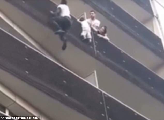 Video: Jovem escalou quatro andares para salvar criança pendurada em varanda