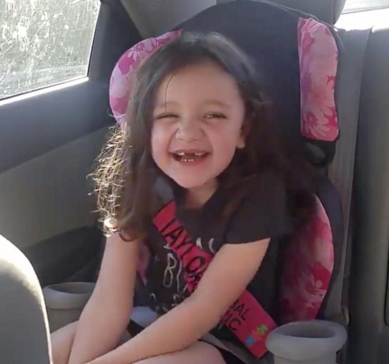 Mãe chora ao ouvir filha autista, de 5 anos, a dizer a primeira palavra