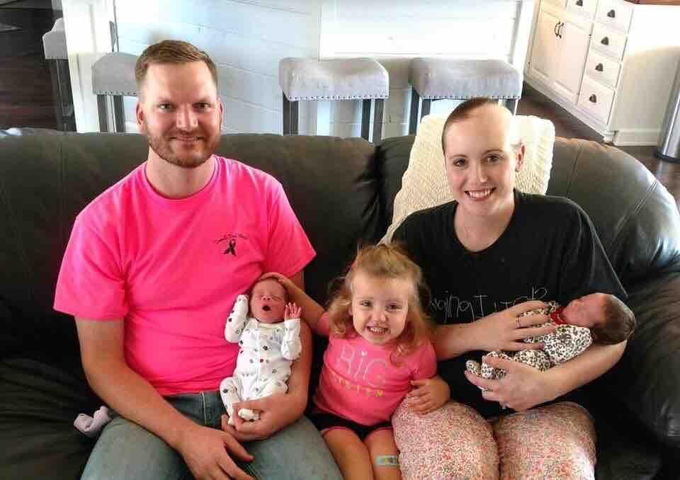 Mãe que adiou tratamento a cancro de pele para dar à luz gémeos não resistiu