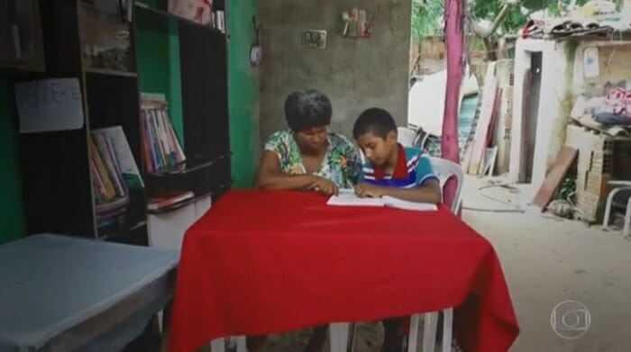 Video: Menino de 11 anos ensinou a mãe a ler e a escrever