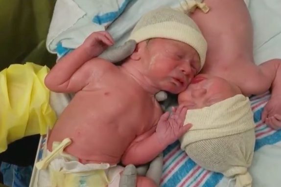 Video: gémeos recém-nascidos só acalmam quando estão &#8220;colados&#8221; um ao outro
