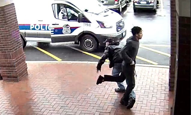 Video: Avô rasteira e desarma fugitivo entregando-o à polícia