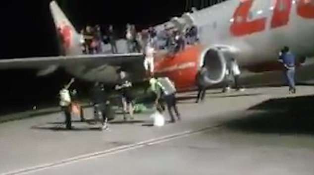Video: Passageiros assustados fogem de avião e saltam da asa