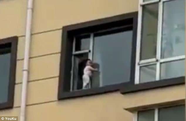 Video: criança brinca na janela de um prédio de 5 andares