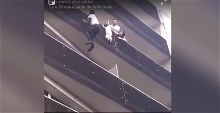 Video: homem que salvou criança pendurada em varanda é imigrante ilegal