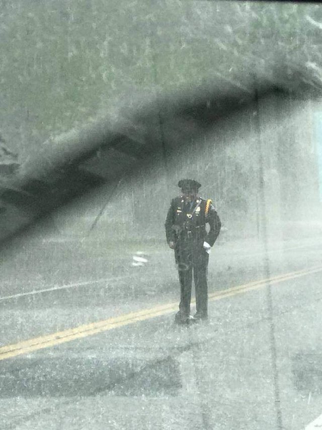 Casal fotografa polícia parada e à chuva. Estava a salvar uma vida