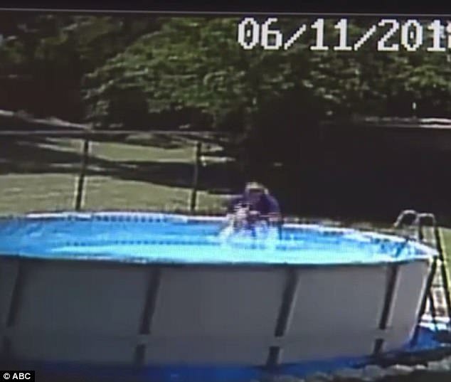 Video: Mãe retira bebé de 17 meses que ficou mais de 5 minutos na piscina sem respirar