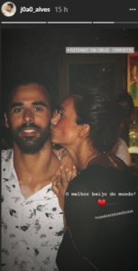 De férias, Cláudia Vieira dá os parabéns ao namorado com &#8220;o melhor beijo do mundo&#8221;