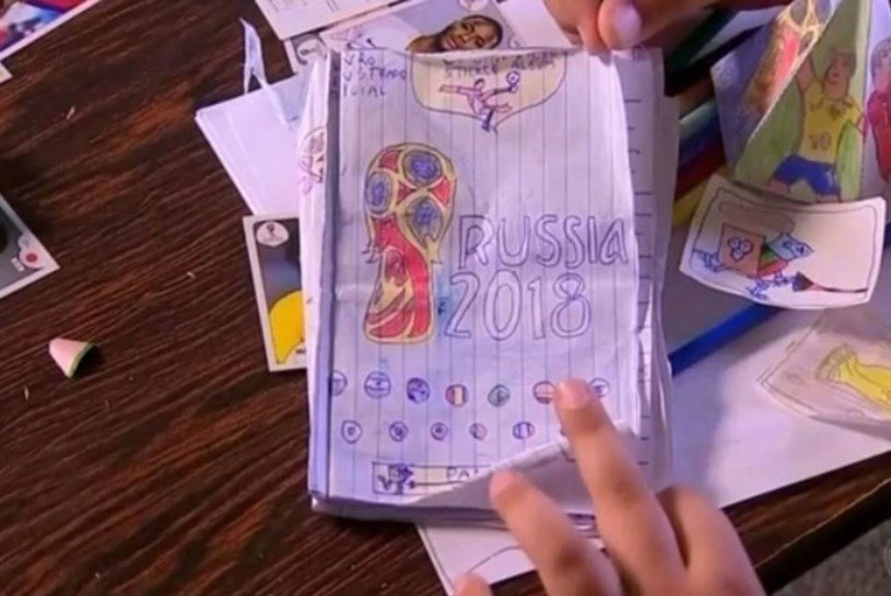 Sem dinheiro para comprar cromos, menino de 8 anos desenhou-os, e emocionou a web