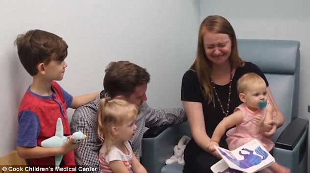 Video: Mãe chora de emoção ao perceber que a sua bebé consegue ouvir pela primeira vez