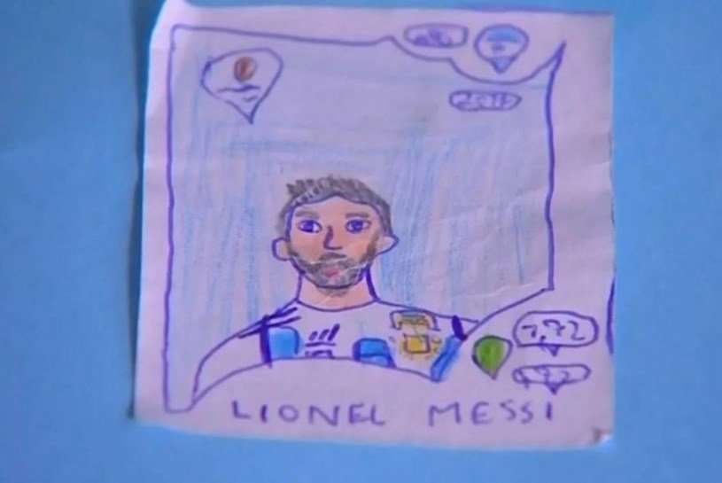 Sem dinheiro para comprar cromos, menino de 8 anos desenhou-os, e emocionou a web