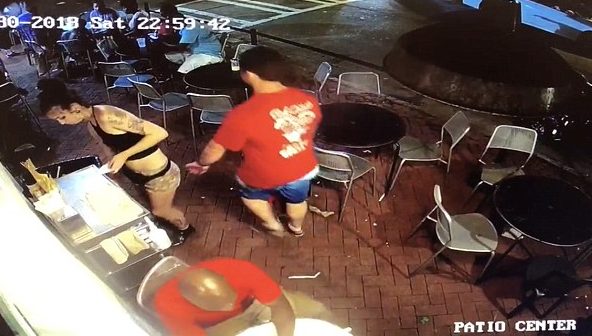 Video: Cliente apalpa funcionária de restaurante. Não ficou sem resposta