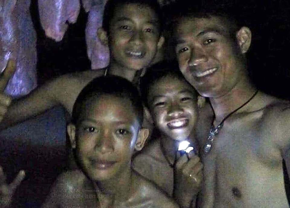 Video: as primeiras imagens dos 13 jovens encontrados com vida numa gruta na Tailândia