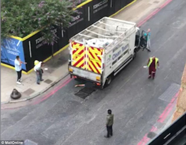 Video: &#8220;Heróis&#8221; levantam camião do lixo para libertar idoso que ficou preso