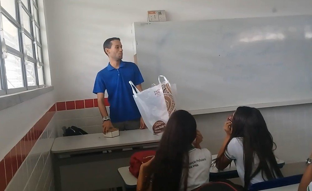 Video: Alunos juntam dinheiro para ajudar professor com salários em atraso há dois meses