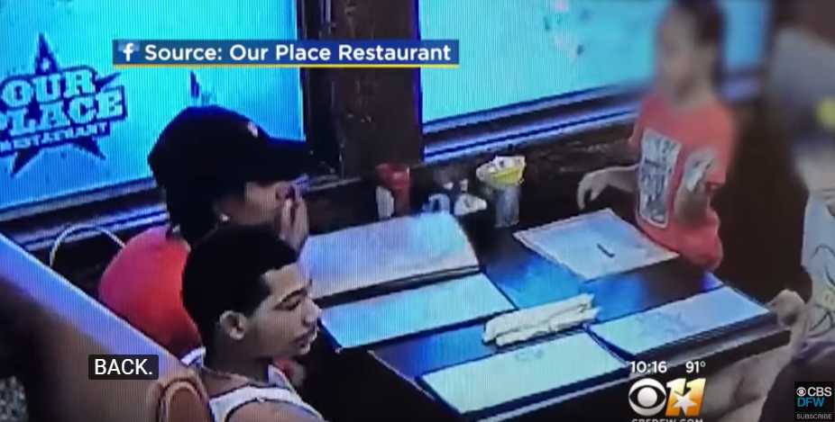Video: Pais deixam filha &#8220;roubar&#8221; gorjeta em restaurante. Dono divulgou imagens para os envergonhar