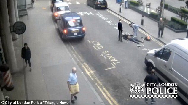 Video: Polícia procura taxista que deixou cliente inconsciente na rua