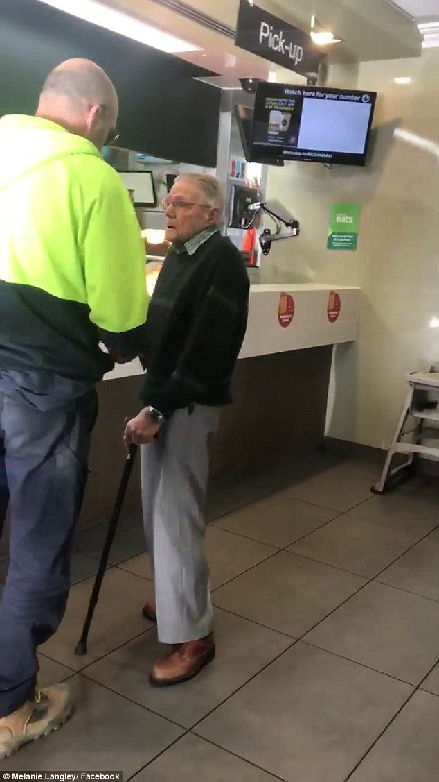 Video: Homem paga refeição a idoso que contava os &#8220;últimos trocos&#8221; do mês ao balcão