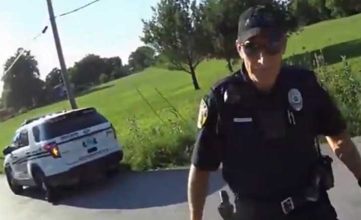Vídeo: Polícia distraído com o telemóvel atropela ciclista