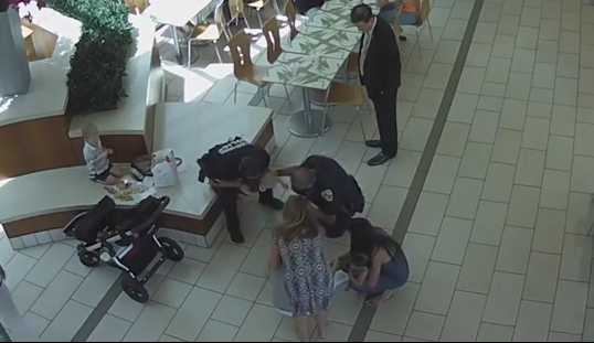 Video: Polícia herói salva bebé de 14 meses engasgada com um &#8220;nugget&#8221;
