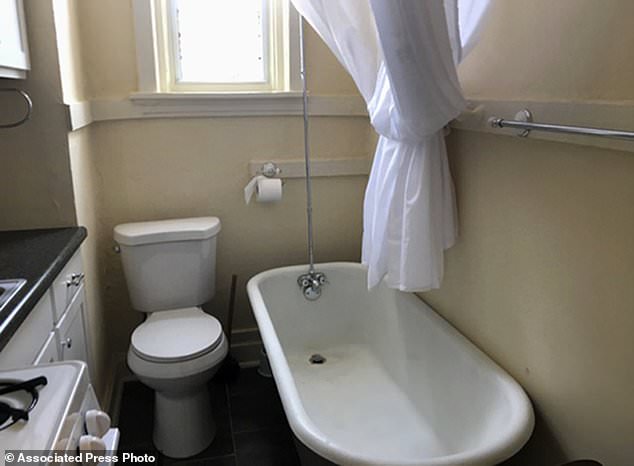Apartamento com WC e cozinha na mesma divisão custa 500€ por mês