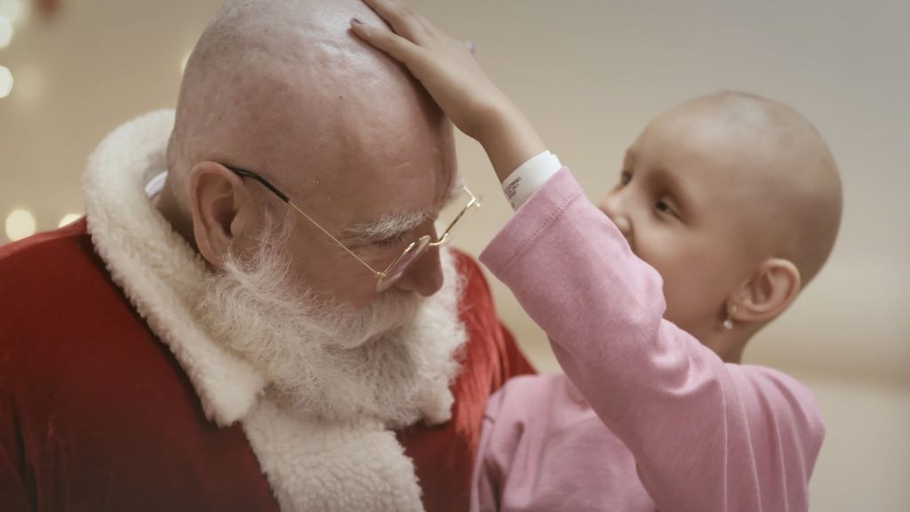 Video: Pai Natal &#8220;careca&#8221; visita crianças que lutam contra o cancro