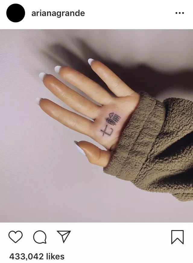 Ariana Grande quis corrigir a sua última tatuagem, mas só piorou ao cometer outro erro