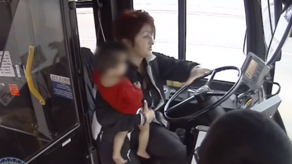 Video: Mulher &#8220;salva&#8221; bebé de dois anos que andava sozinha em viaduto de auto-estrada