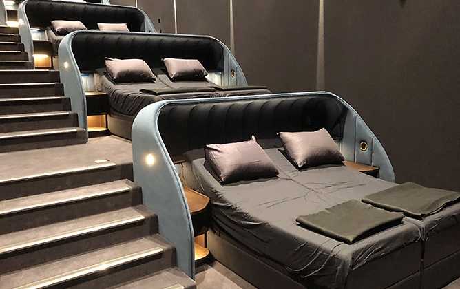 Cinema substitui cadeiras por camas de casal