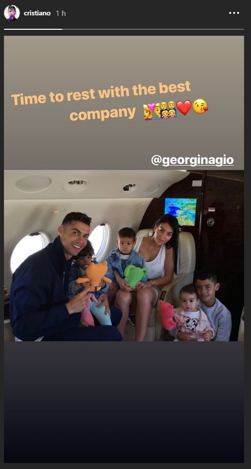 Cristiano Ronaldo feliz com a família a caminho das férias: &#8220;É tempo de descansar com a melhor companhia&#8221;