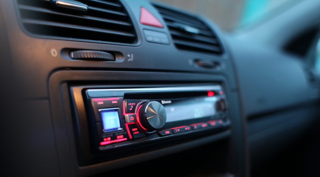 Como ouvir qualquer rádio no carro hoje em dia