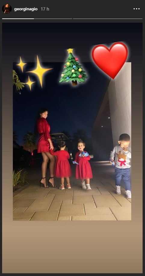 Vestidas de igual, Georgina Rodriguez, Alana e Eva encantam na noite de Natal