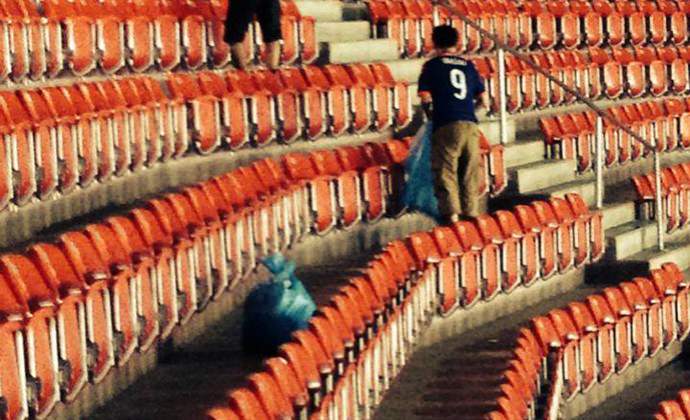 Adeptos do Japão limpam estádio depois do jogo.