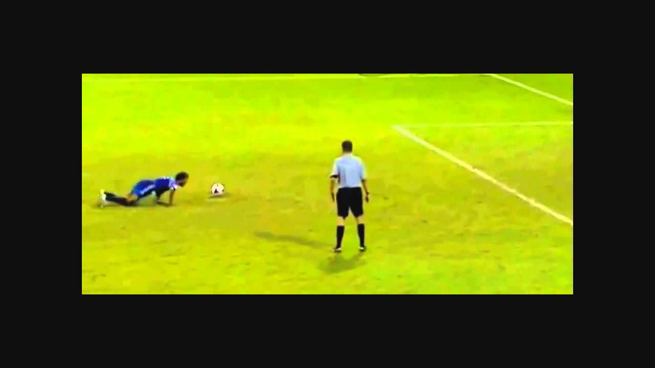 O penalti mais cómico da história do futebol.