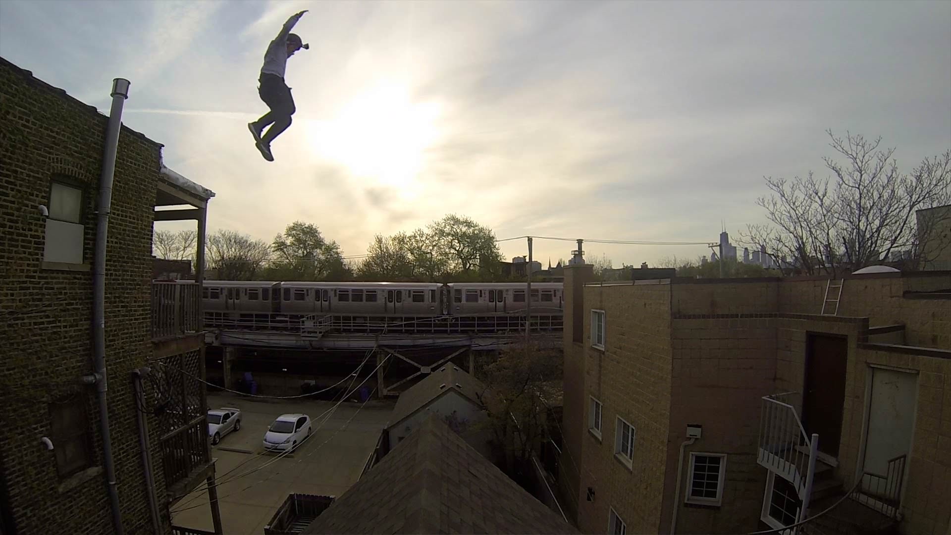 GoPro: um salto épico de um telhado.