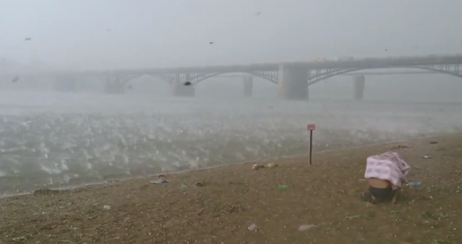 Granizo causa pânico em praia da Sibéria.