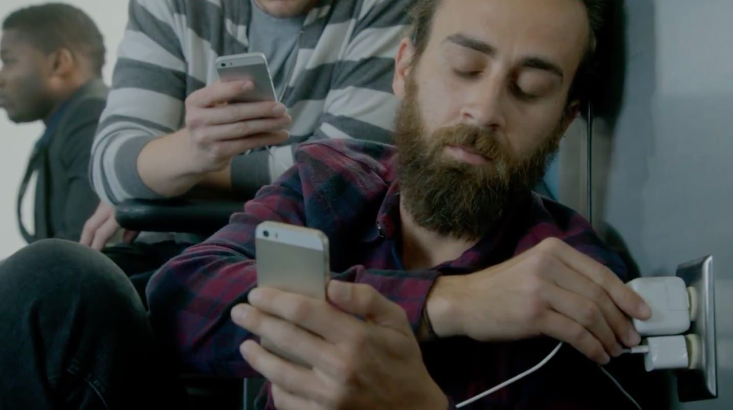 Samsung ridiculariza bateria do iPhone em anúncio.