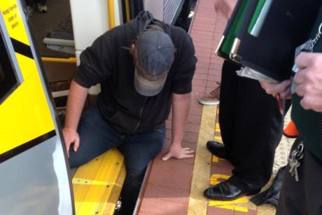 Australianos inclinam comboio para libertar passageiro.