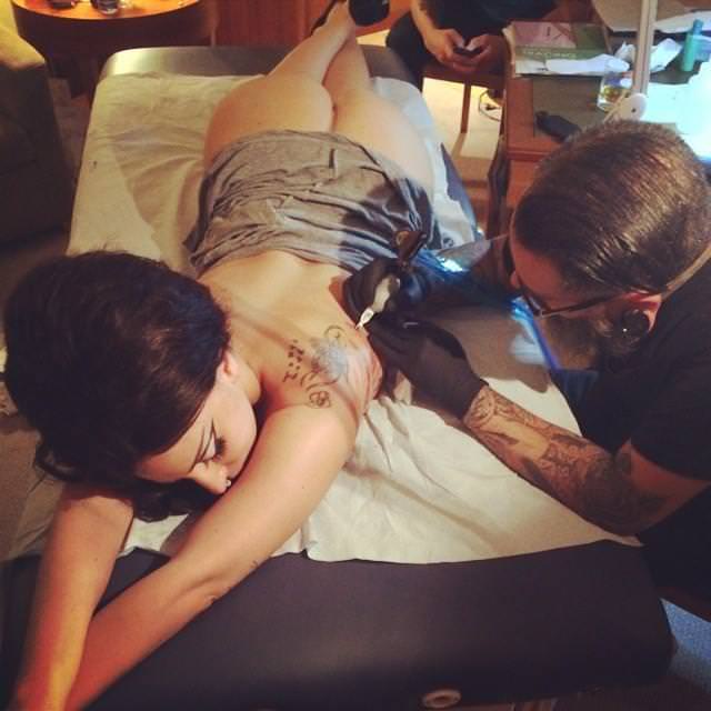 Lady Gaga tem uma nova tatuagem e um marido?