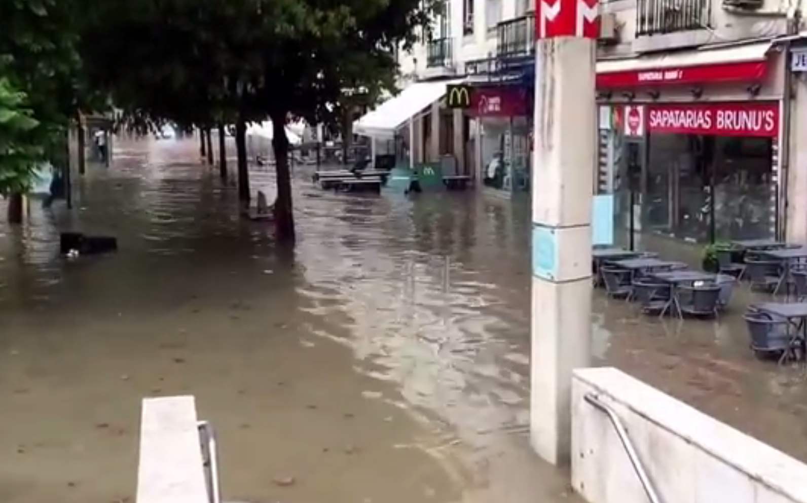 Chuva inunda metro em Lisboa.