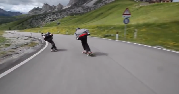 Descida vertiginosa de skate nos Alpes.