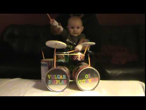 Bebé de 8 meses baterista de heavy-metal.