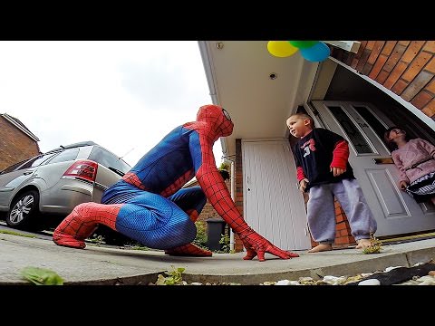 Spider-Dad. Pai disfarça-se de Homem Aranha para surpreender filho com cancro.