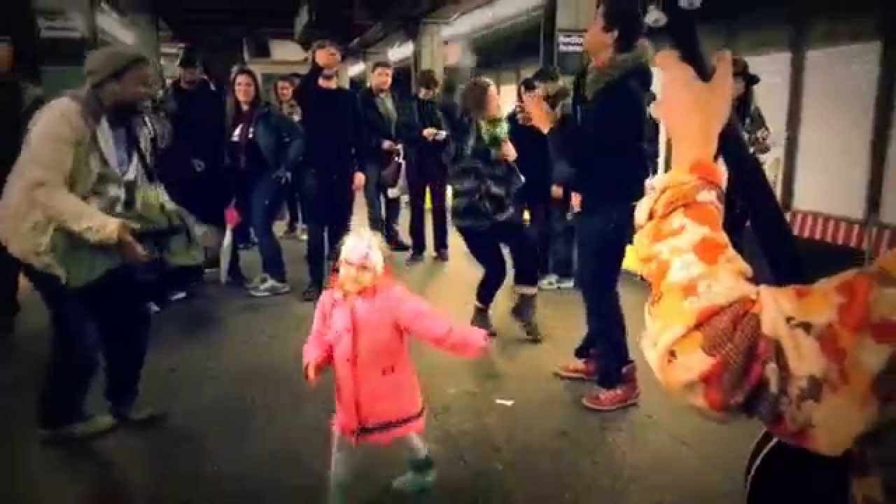 Menina provoca dança espontânea no metro em NY.