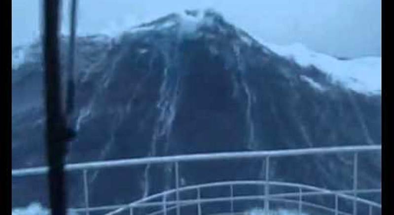Ondas realmente gigantes filmadas num barco no mar do norte.