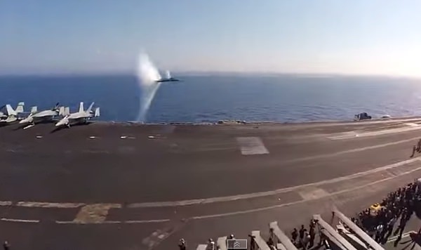 Avião F18 filmado a quebrar a barreira do som.