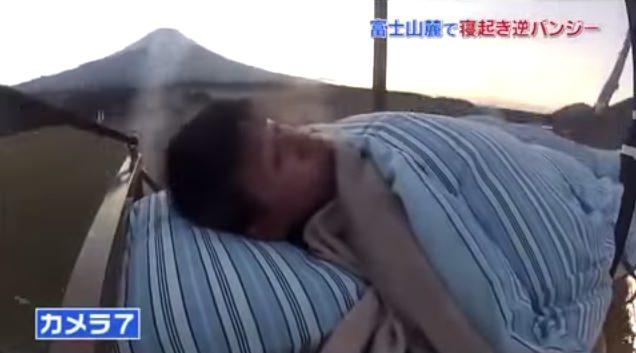Partida no Japão: atiram homem ao ar enquanto dormia.