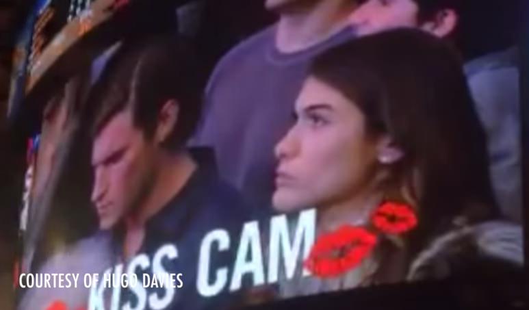 Kiss Cam: Mulher beija estranho depois de levar tampa do namorado.