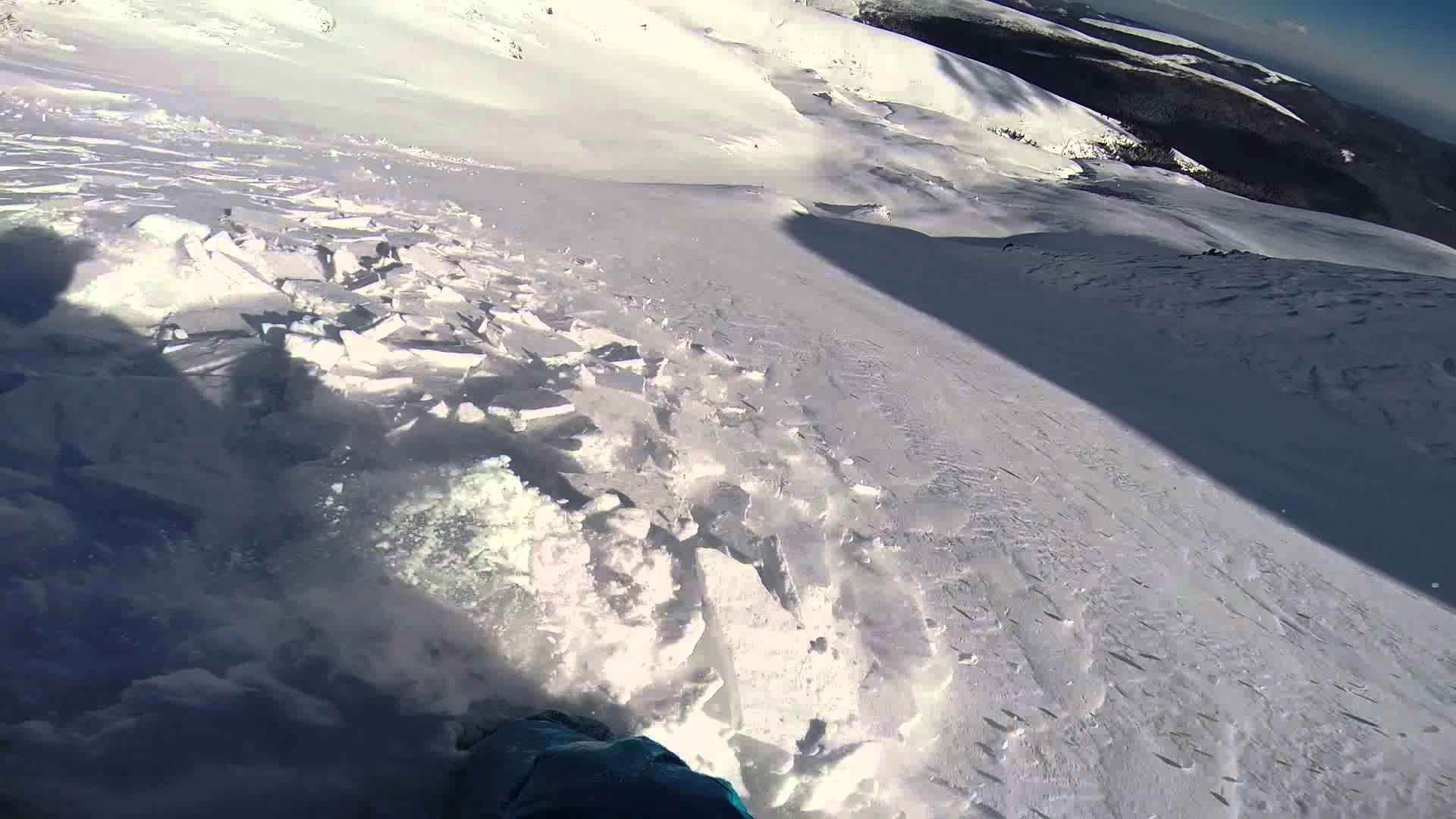 Snowboarder filma avalanche e sobrevive sem ferimentos.